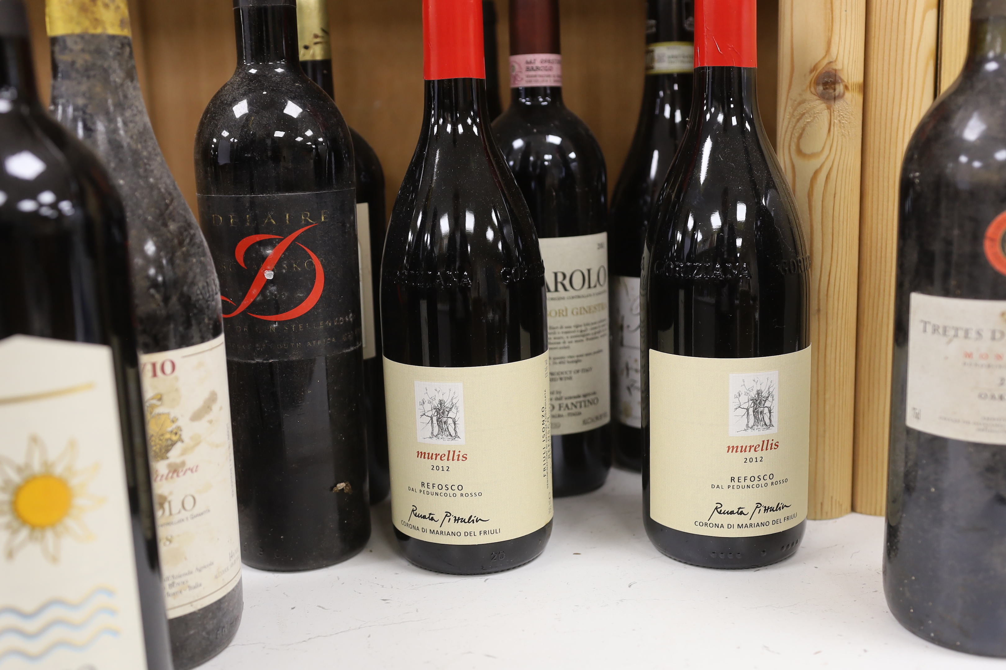 Eleven bottles of various wines to include a bottle of Tretes de Capcanes oak aged 2000 wine, a bottle of Barolo 1998 and nine other assorted wines
